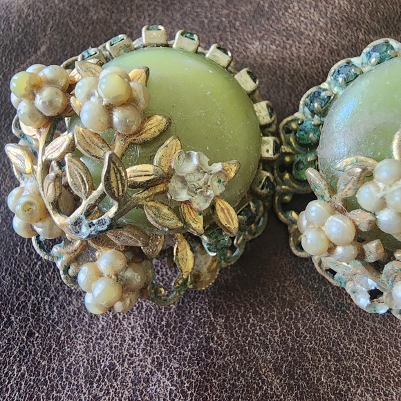 Vintage green clip on earrings - Picture 2 of 8